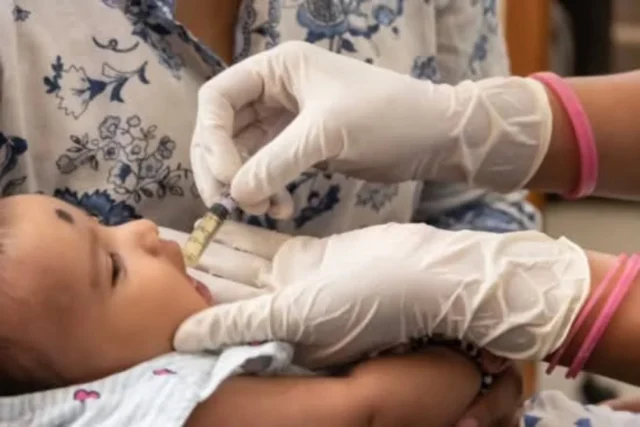 👶 Un enfant. Un vaccin. Une vie protégée. 💉
Il y a quelques décennies, la poliomyélite paralysait plus de 1 000 enfants chaque jour dans le monde.Aujourd’hui, grâce à la vaccination et à l’engagement du Rotary et de ses partenaires, la maladie a reculé de 99 %. Des millions d’enfants peuvent marcher, courir et grandir en bonne santé.✨ Mais tant que la polio existe encore, aucun enfant n’est totalement à l’abri.🤝 Ensemble, continuons le combat pour un monde sans polio.#EndPolioNow